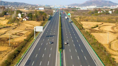 物流交通京台高速公路车流4K航拍