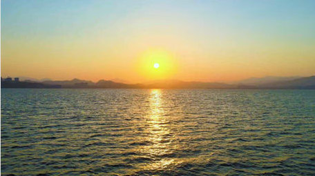 日出日落夕阳余晖湖面湖水4K航拍