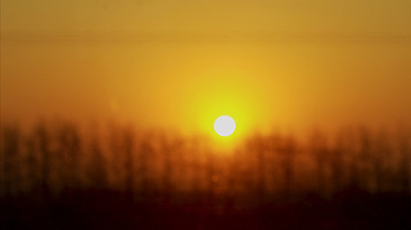 交通工具行驶中的火车车窗日出太阳实拍4K