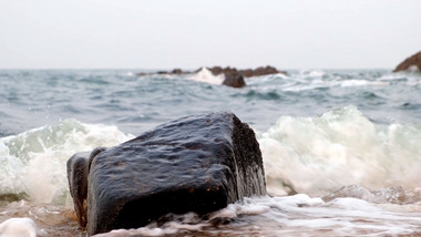大气海边礁石千锤百炼岩石海浪拍打海洋实拍
