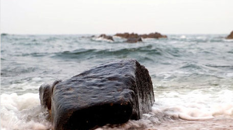 大气海边礁石千锤百炼岩石海浪拍打海洋实拍
