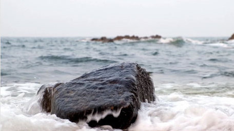 大气海边礁石千锤百炼岩石海浪拍打海洋实拍