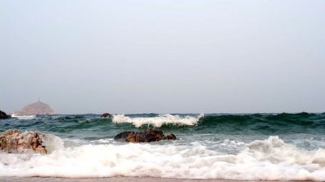 大气海边礁石千锤百炼岩石海浪拍打海洋实拍