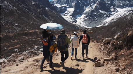 运动简约高原爬山登山人流背影实拍
