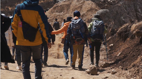 运动简约高原爬山登山人流背影实拍