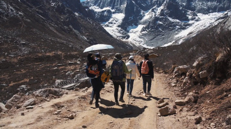 运动简约高原爬山登山人流背影实拍