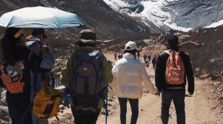 运动简约高原爬山登山人流背影实拍