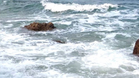 海岸礁石海边浪花波浪大海海洋自然海洋实拍
