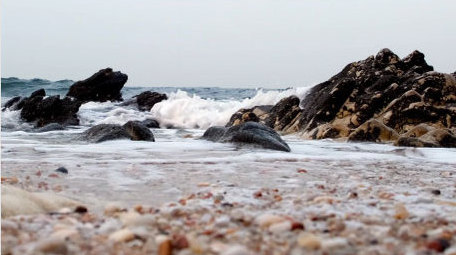 泡沫礁石海边浪花波浪大海海洋自然海洋实拍