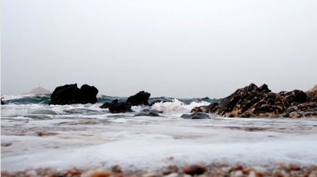 泡沫礁石海边浪花波浪大海海洋自然海洋实拍