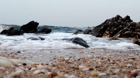 泡沫礁石海边浪花波浪大海海洋自然海洋实拍