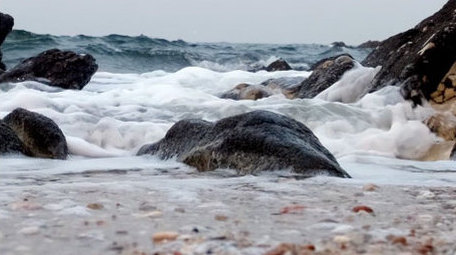 泡沫礁石海边浪花波浪大海海洋自然海洋实拍