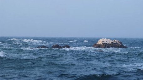 海岸礁石海面浪花波浪大海海洋自然海洋实拍