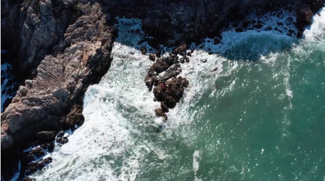 自然震撼海浪冲刷礁石大海风景航拍