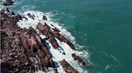 自然震撼海浪冲刷礁石大海风景航拍
