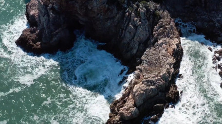 自然震撼海浪冲刷礁石大海风景航拍