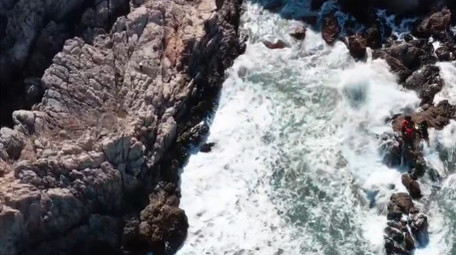 自然震撼海浪冲刷礁石大海风景航拍