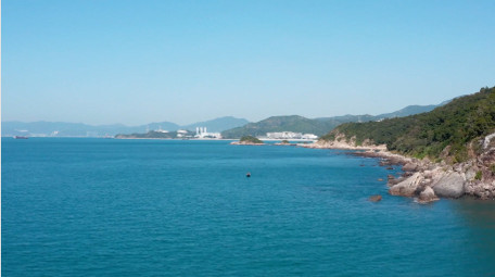 自然唯美晴天海边山石海浪风景航拍