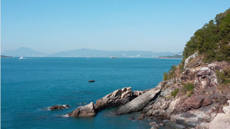 自然唯美晴天海边山石海浪风景航拍