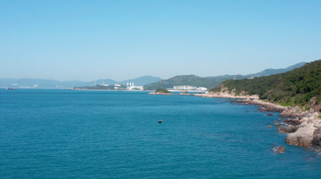 自然唯美晴天海边山石海浪风景航拍