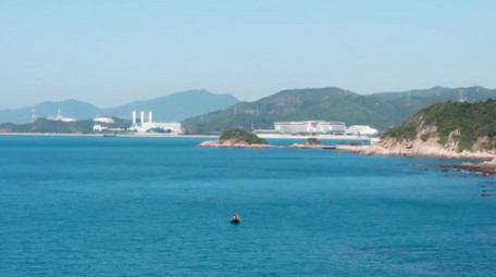 自然唯美晴天海边山石海浪风景航拍