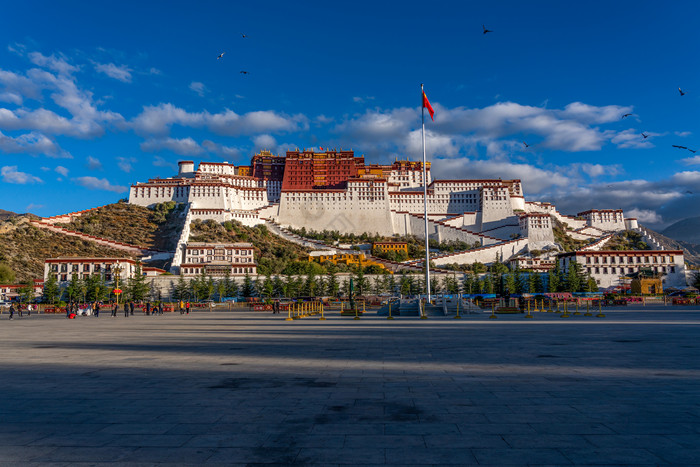 城市建筑西藏拉萨布达拉宫蓝天白云摄影图