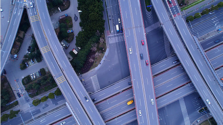 震撼风高架桥上行驶的交通车流航拍视频4k