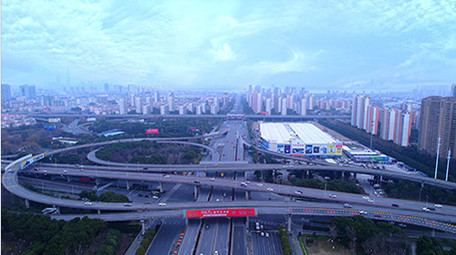 震撼风高架桥上行驶的交通车流航拍视频4k