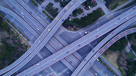 震撼风高架桥上行驶的交通车流航拍视频4k