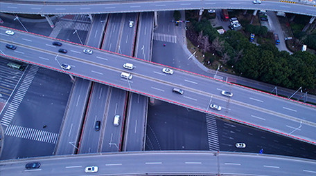 震撼风高架桥上行驶的交通车流航拍视频4k