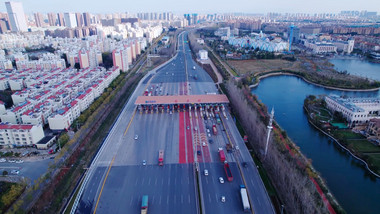 城市交通大气高速公路收费站车流航拍
