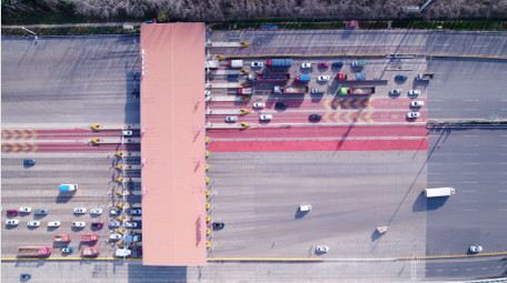 城市交通大气高速公路收费站车流航拍