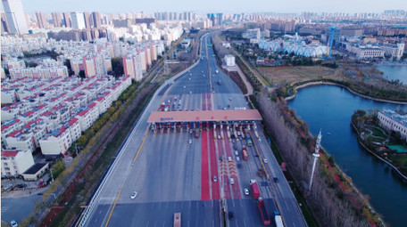 城市交通大气高速公路收费站车流航拍