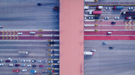 城市交通大气高速公路收费站车流航拍