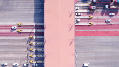 城市交通大气高速公路收费站车流航拍