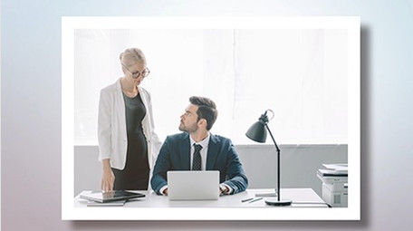 照片墙汇聚<strong>企业</strong>logo演绎片尾