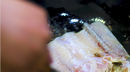 餐饮美食烹饪家常炒菜煤气灶煎鱼实拍4K