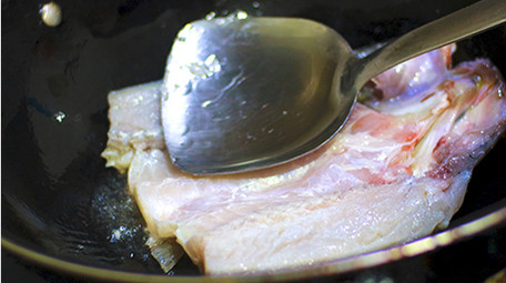 餐饮美食烹饪家常炒菜煤气灶煎鱼实拍4K