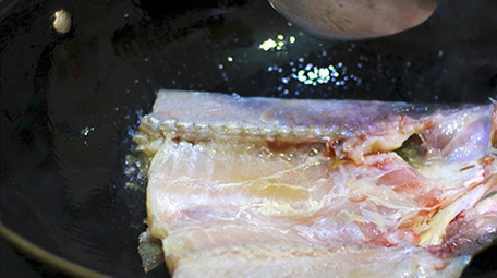 餐饮美食烹饪家常炒菜煤气灶煎鱼实拍4K