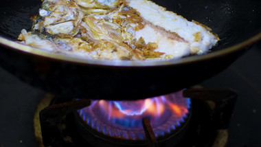 餐饮美食烹饪家常炒菜煤气灶煎鱼实拍4K