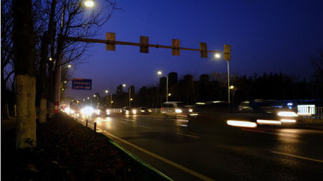 夜晚公路车流下班晚高峰车站户外人流延时