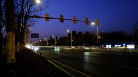 夜晚公路车流下班晚高峰车站户外人流延时