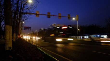 夜晚公路车流下班晚高峰车站户外人流延时