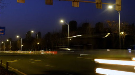 夜晚公路车流下班晚高峰车站户外人流延时