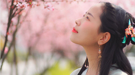 自然实拍唯美春天汉服美女樱花树下4K