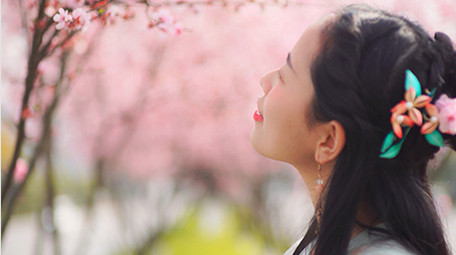 自然实拍唯美春天汉服美女樱花树下4K