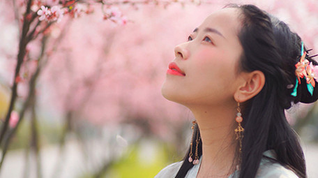 自然实拍唯美春天汉服美女樱花树下4K