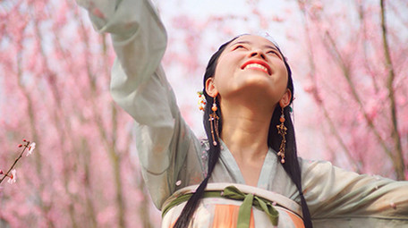 自然实拍汉服美女开心的抓樱花花瓣