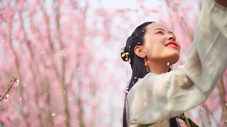 自然实拍汉服美女开心的抓樱花花瓣
