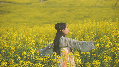 自然实拍田园油菜花汉服美女4K